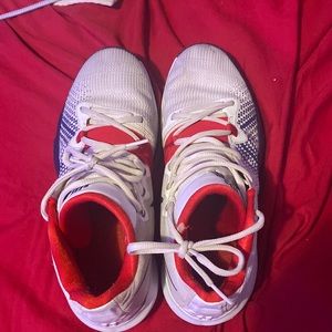 kyrie flytraps. they’re a mix of red, blue, and white. 11 in womens, 9 in mens.